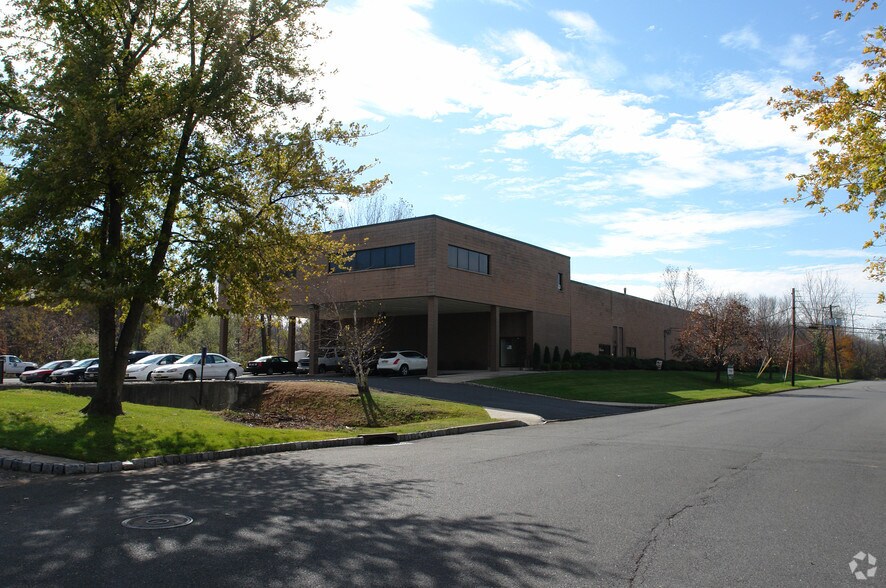 53-55 Dwight Pl, Fairfield, NJ à louer - Photo du bâtiment - Image 2 de 8