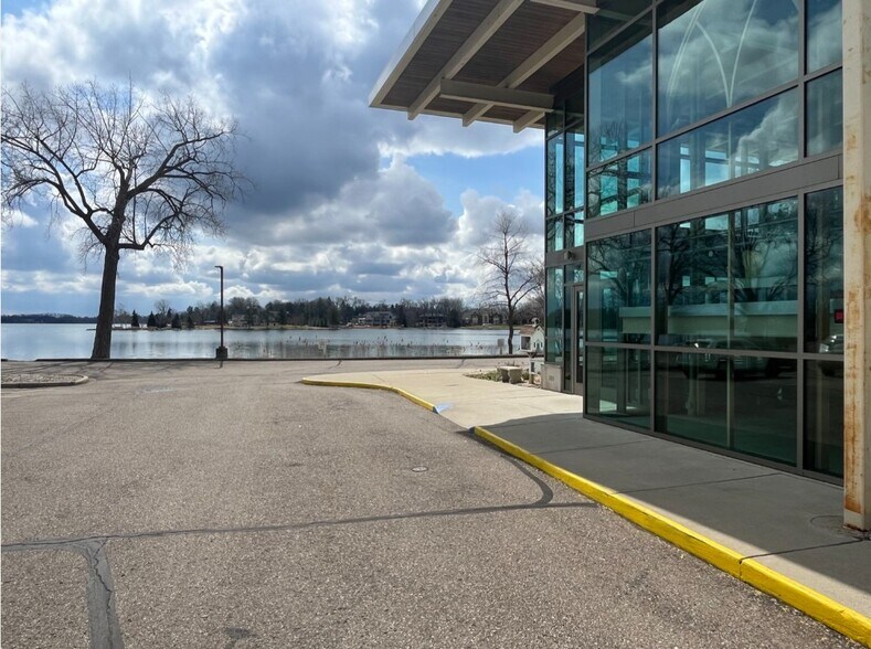 5171 Commerce Rd, Orchard Lake, MI à louer - Photo du bâtiment - Image 2 de 12