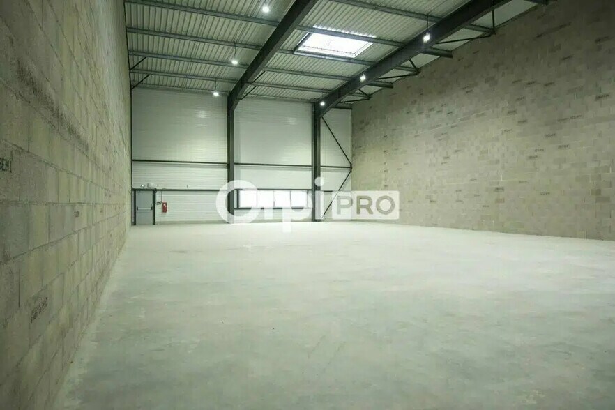 Flex in Dagneux for lease - Interior Photo - Image 2 of 5