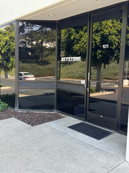26071 Merit Cir, Laguna Hills, CA à louer - Photo du bâtiment - Image 2 de 5