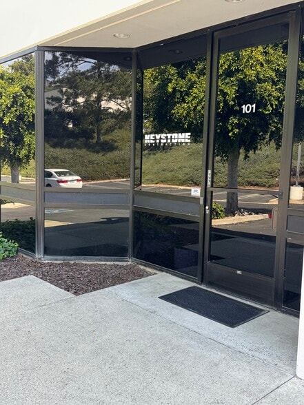 26071 Merit Cir, Laguna Hills, CA à louer - Photo du bâtiment - Image 2 de 5