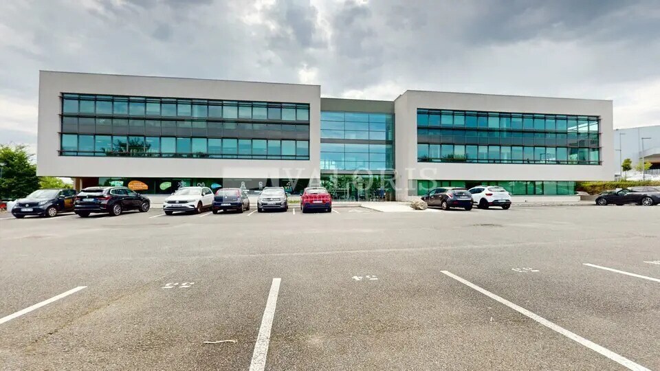 Office in Champagne-au-Mont-d'Or for lease Building Photo- Image 1 of 2