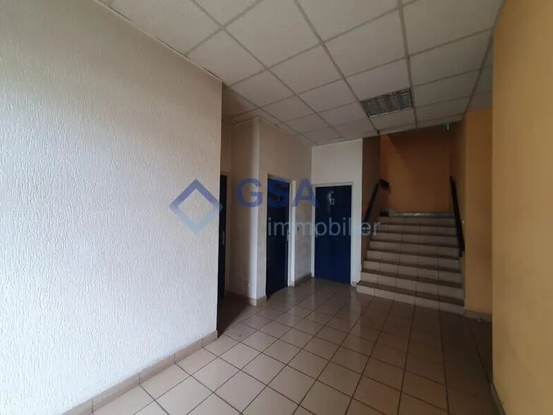 Office in Lisses for lease - Lobby - Image 2 of 9