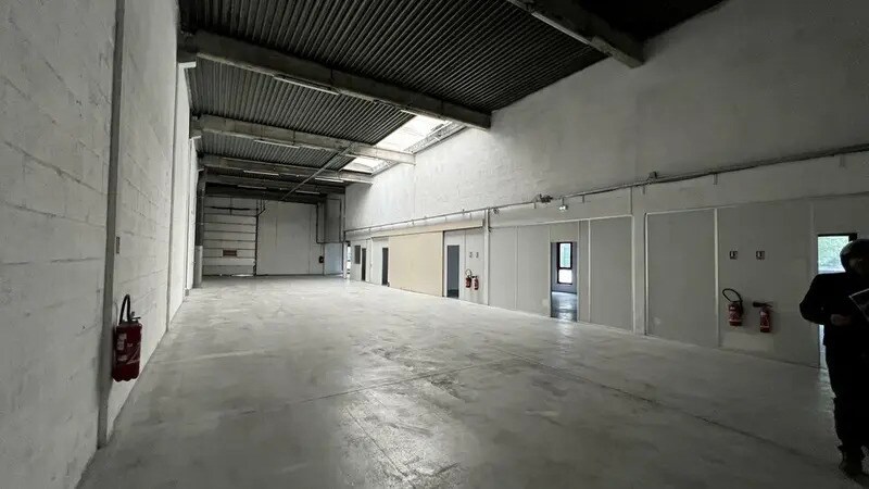 Flex in Éragny for lease - Interior Photo - Image 2 of 9