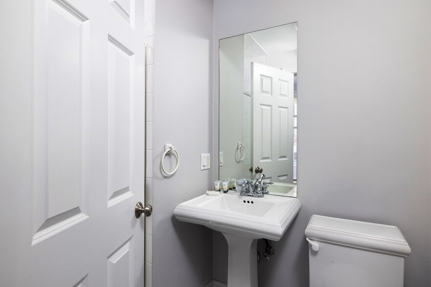 Maverick Suites Portfolio portfolio of 5 properties for sale on LoopNet.ca - Building Photo - Image 2 of 73