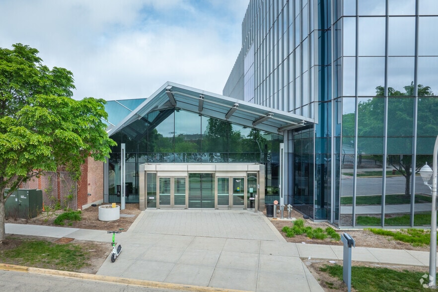 2718 W Roscoe St, Chicago, IL for lease - Building Photo - Image 3 of 11