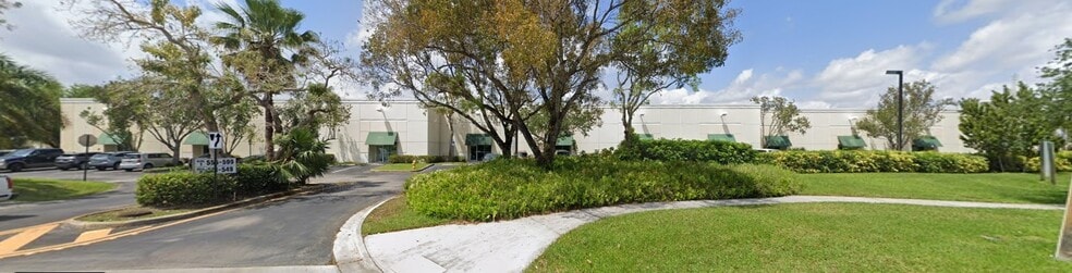 501 - 599 Sawgrass Corporate Parkway, Sunrise, FL for lease - Building Photo - Image 3 of 8
