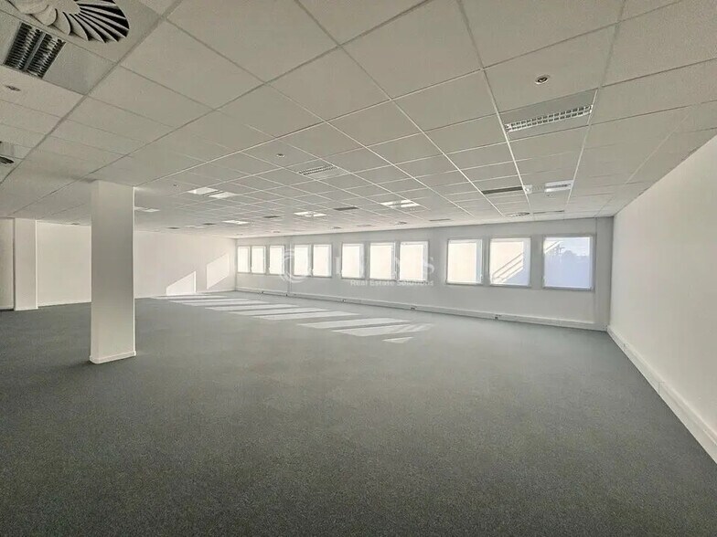 Office in Bondy for lease - Interior Photo - Image 2 of 5