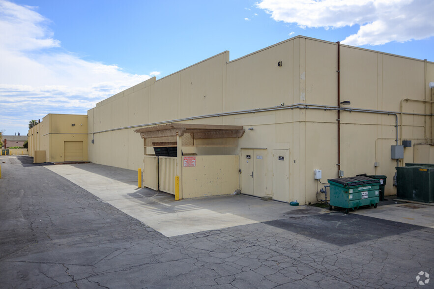 17500 Carmenita Rd, Cerritos, CA for lease - Building Photo - Image 2 of 8