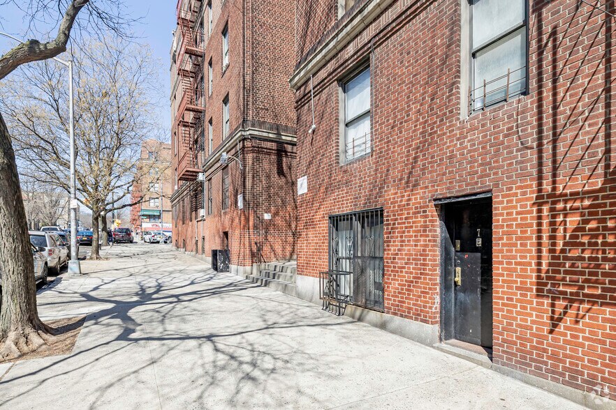 573 Isham St, New York, NY à vendre - Photo du bâtiment - Image 3 de 5