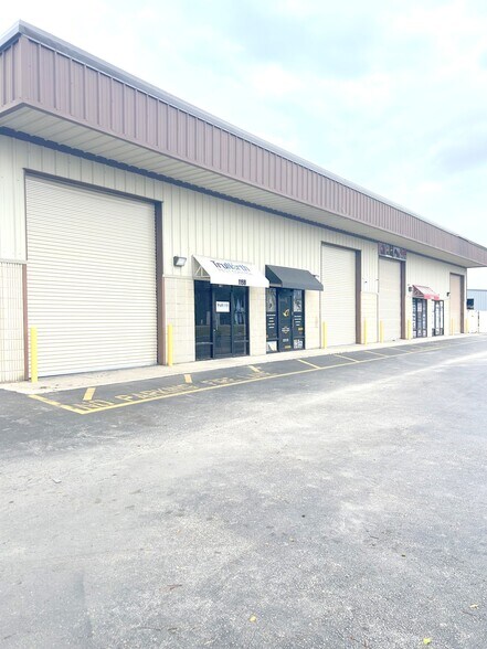 1194 E Carroll St, Kissimmee, FL à louer - Photo du bâtiment - Image 2 de 3
