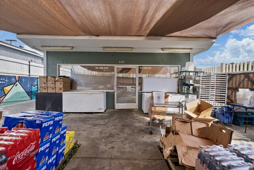 920 N Bonnie Beach Pl, Los Angeles, CA à vendre - Photo du bâtiment - Image 3 de 30