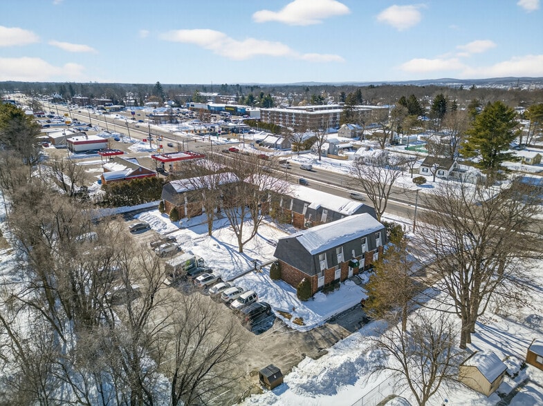 2053 Memorial Dr, Chicopee, MA à vendre - Photo du bâtiment - Image 2 de 12