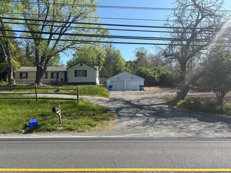 23521 Frederick Rd, Clarksburg, MD à louer - Photo du bâtiment - Image 2 de 9