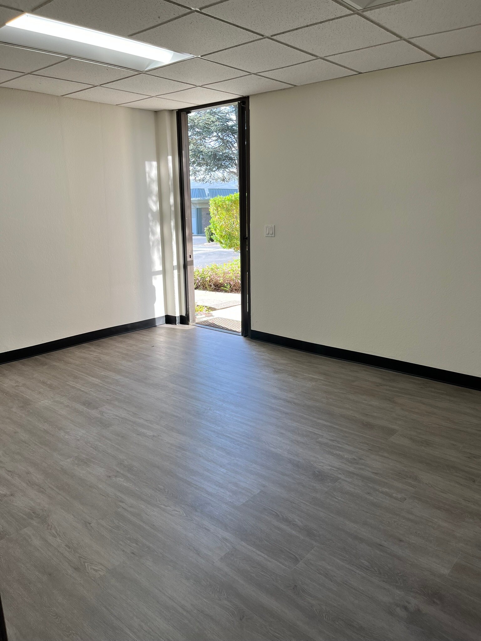 3529 Old Conejo Rd, Newbury Park, CA for lease Interior Photo- Image 1 of 5