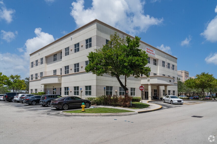 5901 Colonial Dr, Margate, FL à louer - Photo du bâtiment - Image 2 de 3