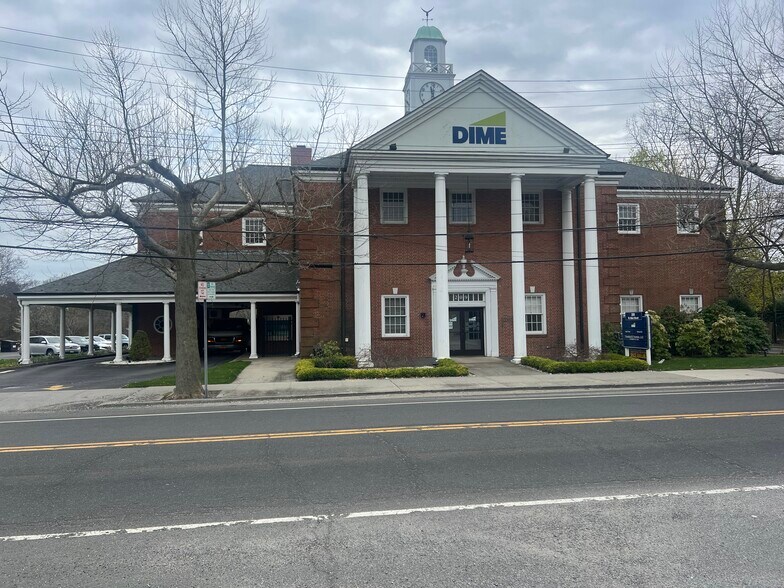 209 W Main St, Riverhead, NY à louer - Photo du bâtiment - Image 1 de 7
