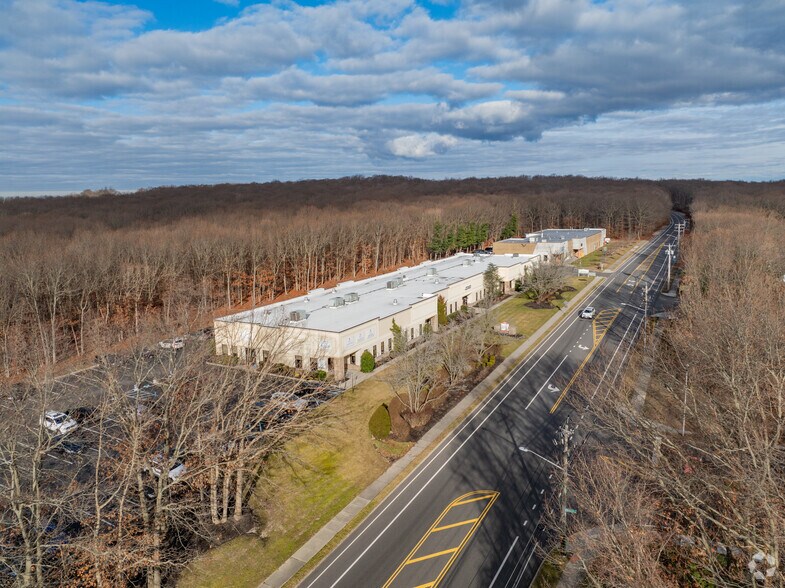 140 Belle Meade Rd, Setauket, NY à louer - Aérien - Image 2 de 5