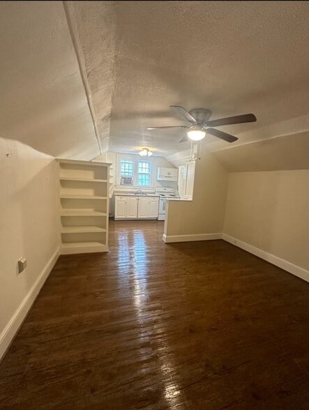 1836 Wakefield Rd SW, Roanoke, VA for sale - Interior Photo - Image 3 of 23
