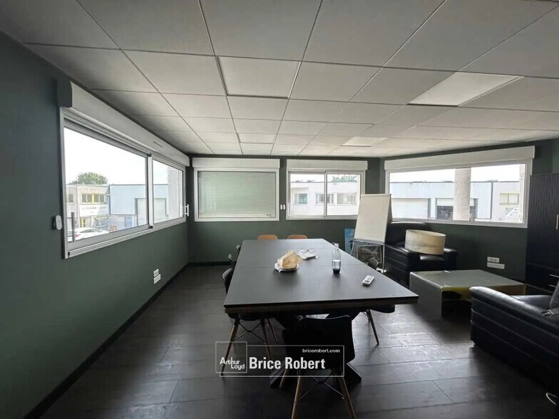 Local d'activités dans Chassieu à vendre - Photo du bâtiment - Image 2 de 9