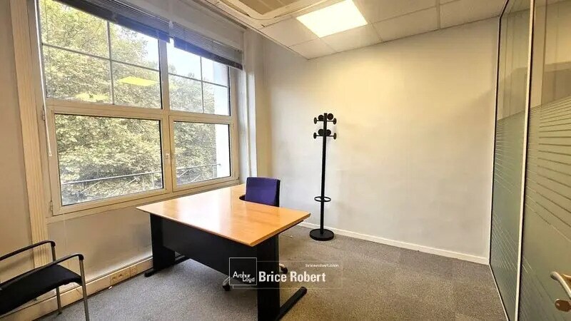 Office in Lyon for lease - Interior Photo - Image 3 of 8