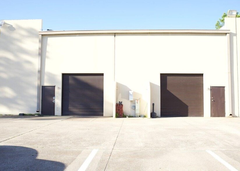 9818 Whithorn Dr, Houston, TX for sale - Interior Photo - Image 3 of 26