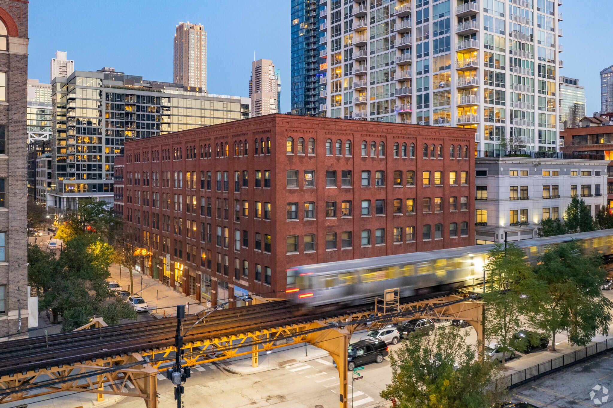 225 W Huron St, Chicago, IL à louer Photo du bâtiment- Image 1 de 8
