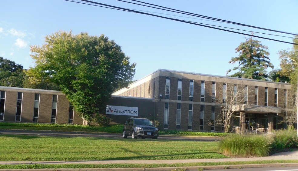 2 Elm St, Windsor Locks, CT à louer - Photo du bâtiment - Image 2 de 24