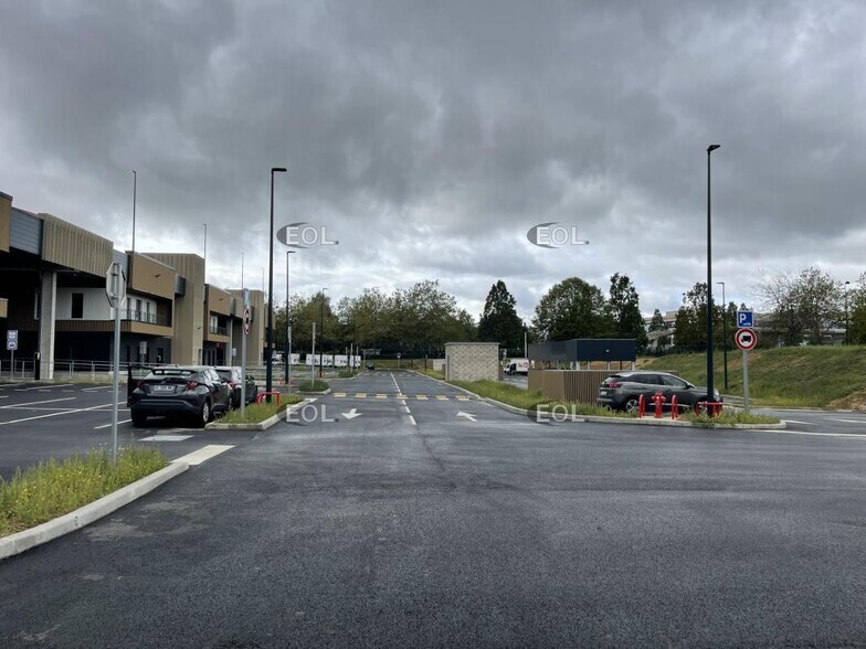 Flex dans Élancourt à louer - Photo du bâtiment - Image 3 de 24