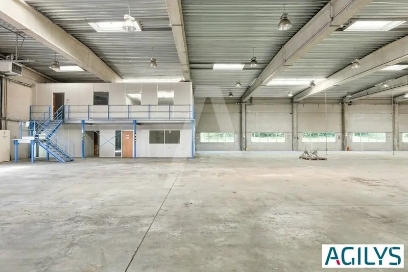 8 Rue Jacqueline Auriol, Chilly-Mazarin for lease - Building Photo - Image 2 of 7