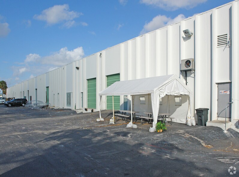 5901-5985 NW 31st Ave, Fort Lauderdale, FL à louer - Photo du bâtiment - Image 3 de 9