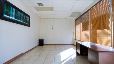 16391 NE 11th Ave, North Miami Beach, FL à louer Photo intérieure- Image 1 de 5