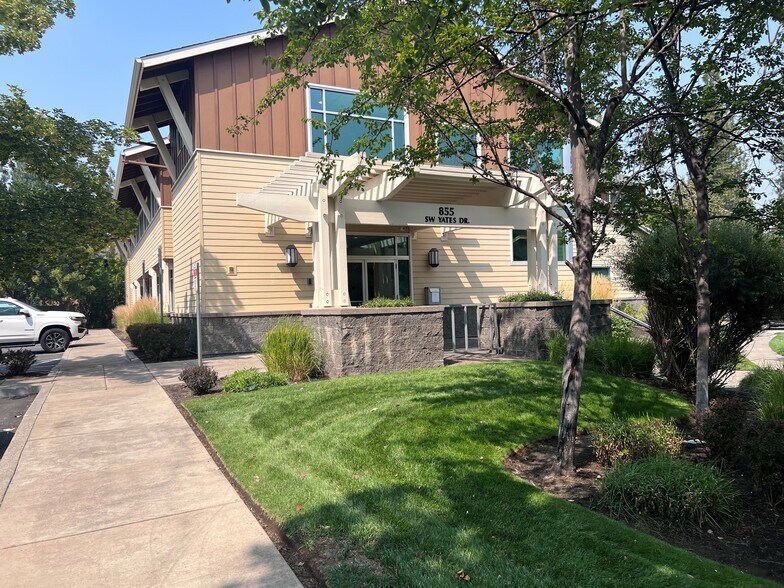 855 SW Yates Dr, Bend, OR à louer - Photo du bâtiment - Image 2 de 9