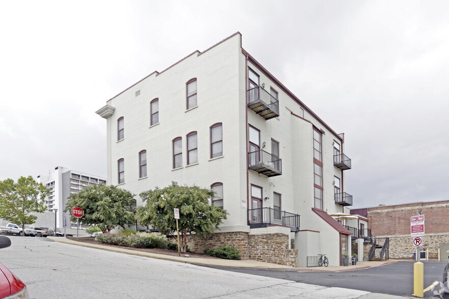 2 N College Ave, Fayetteville, AR à louer - Photo du bâtiment - Image 2 de 17