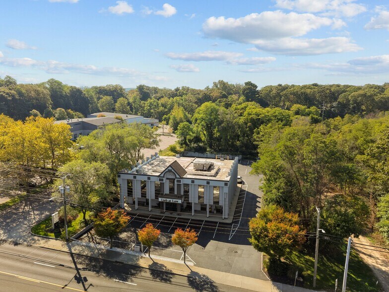 308 W Main St, Smithtown, NY à louer - Photo du bâtiment - Image 3 de 8