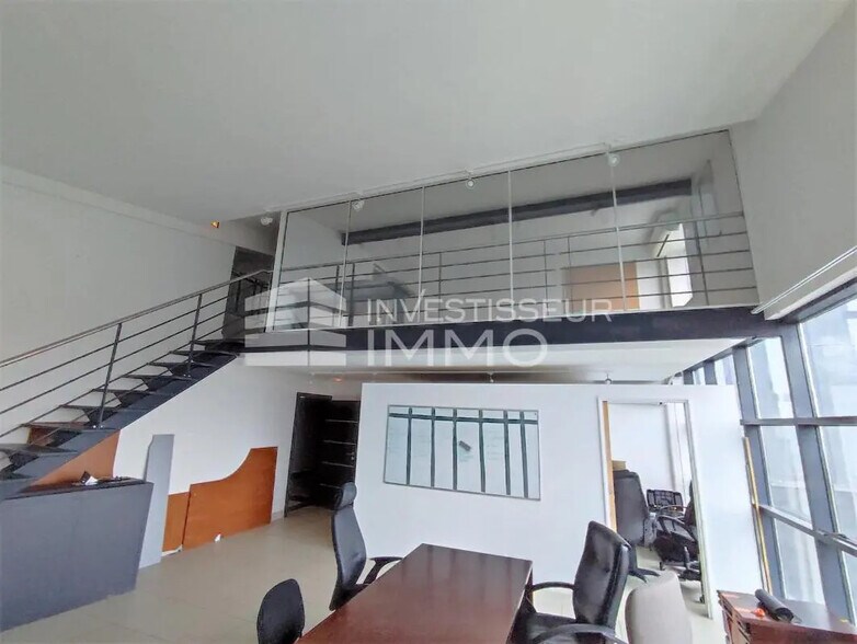 Flex in Émerainville for lease - Interior Photo - Image 1 of 7