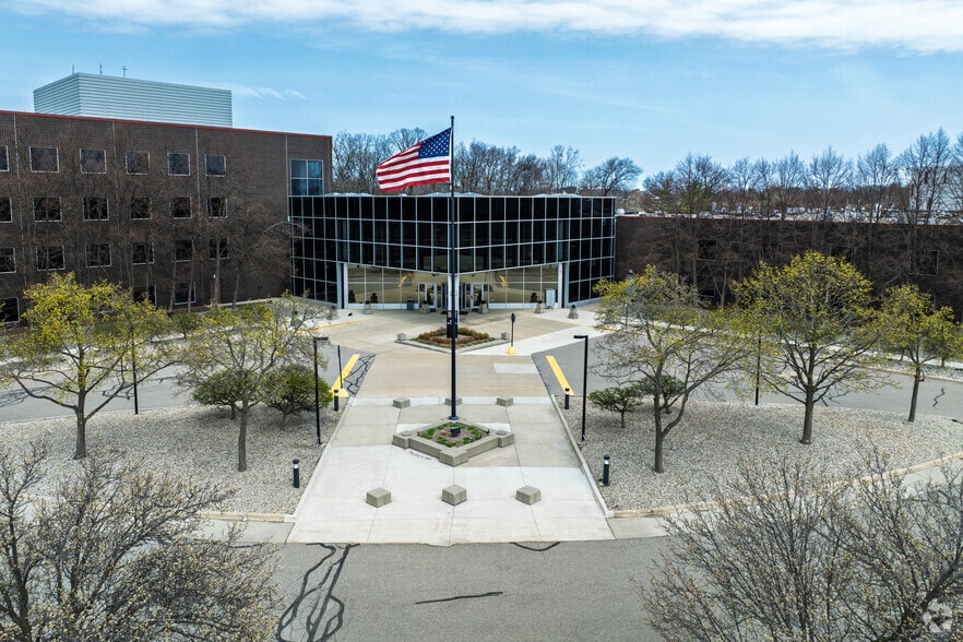 3000 University Dr, Auburn Hills, MI à louer - Photo du bâtiment - Image 1 de 5