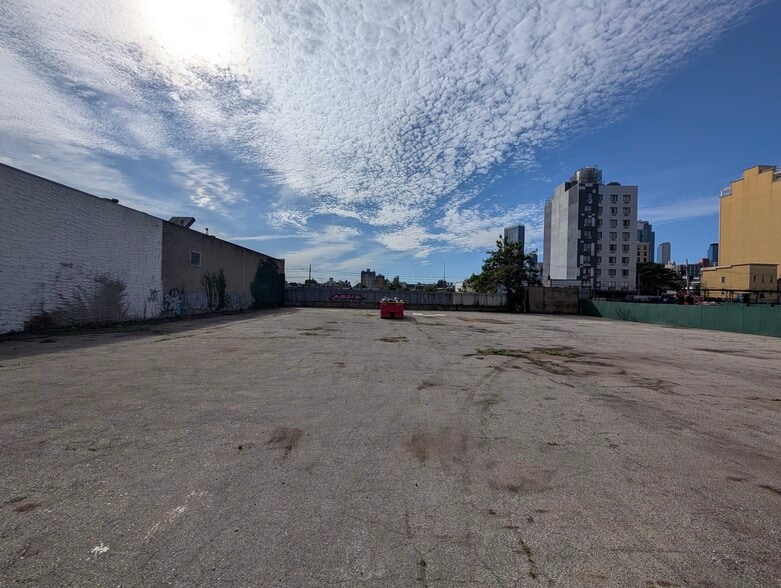 38-42 12th St, Long Island City, NY for lease - Building Photo - Image 2 of 3