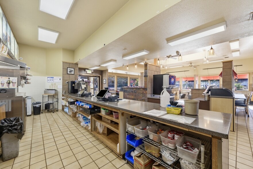 47720 Or-58 Hwy, Oakridge, OR for sale - Interior Photo - Image 3 of 28