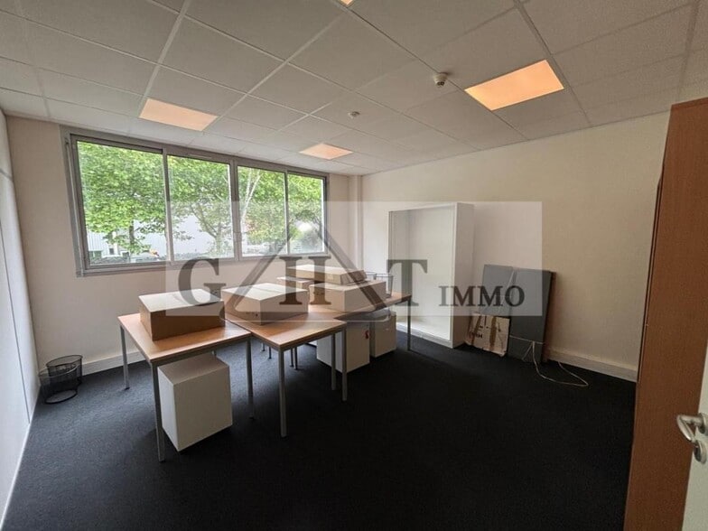Office in Buc for lease - Interior Photo - Image 3 of 4