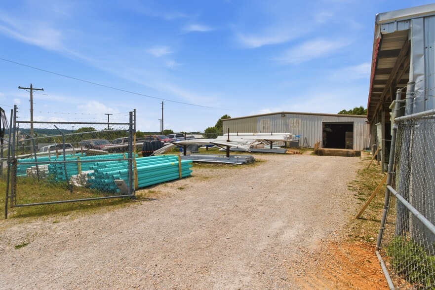 1015 Preacher Roe Blvd, West Plains, MO for sale - Building Photo - Image 3 of 18