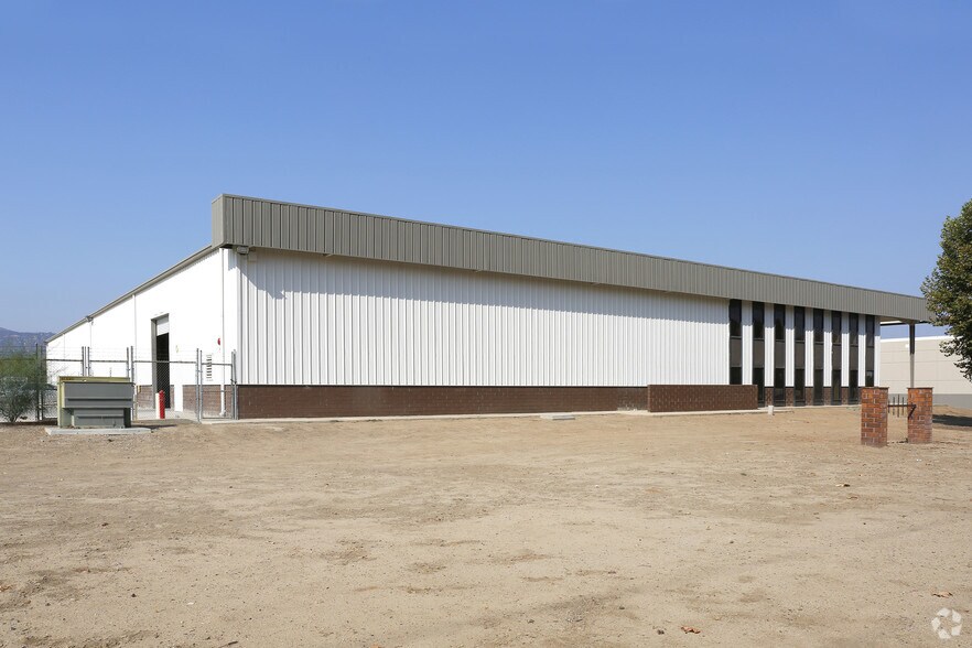 17999 Collier Ave, Lake Elsinore, CA à vendre - Photo du bâtiment - Image 1 de 11
