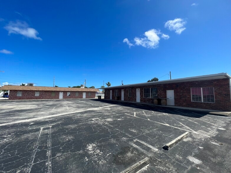 1254 Okeechobee Rd, West Palm Beach, FL à louer - Photo du bâtiment - Image 1 de 4