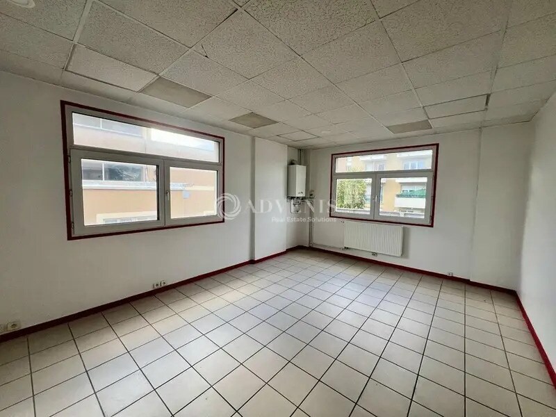 Office in Argenteuil for lease Interior Photo- Image 1 of 7