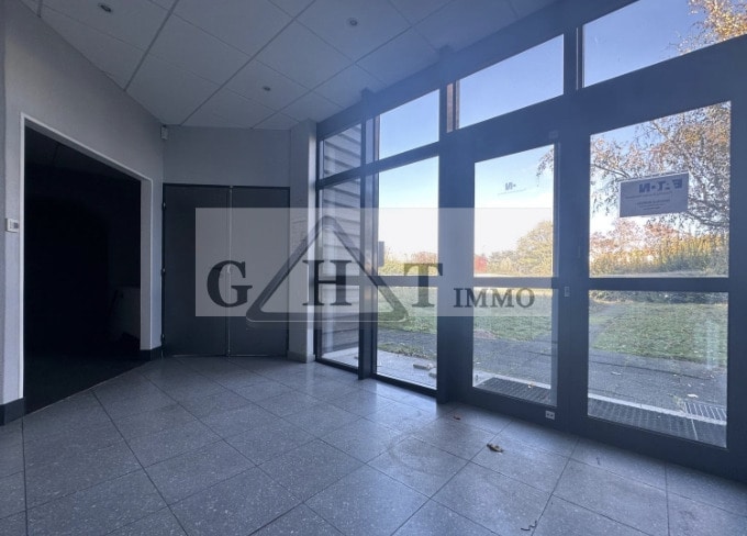 Office in Les Ulis for lease - Lobby - Image 3 of 4