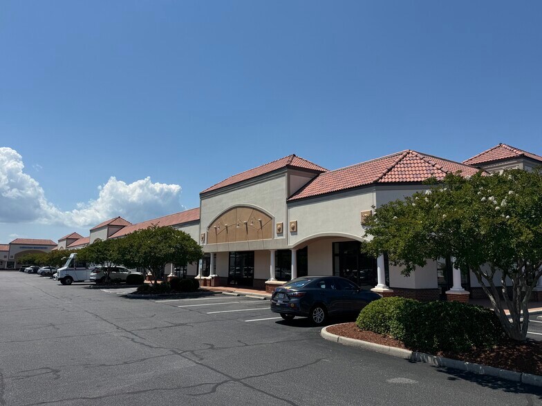 869-879 Lynnhaven Pky, Virginia Beach, VA à louer - Photo du bâtiment - Image 2 de 5