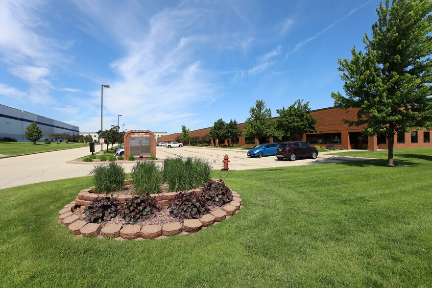 9803-9835 S 13th St, Oak Creek, WI à louer - Photo du bâtiment - Image 2 de 9