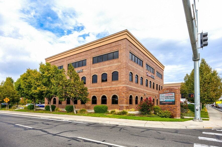 1311 E Barnett Rd, Medford, OR for lease - Building Photo - Image 1 of 6