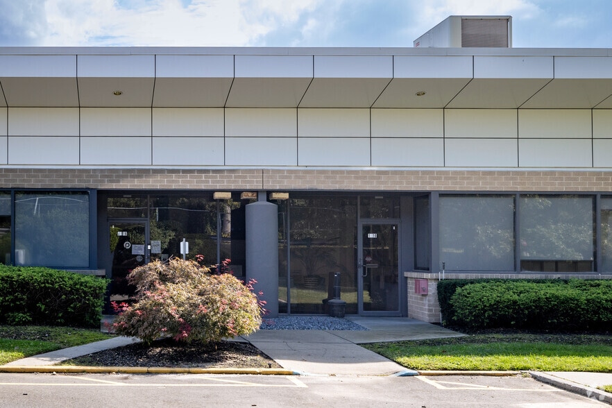 1516 Motor Pky, Hauppauge, NY for lease - Building Photo - Image 2 of 4