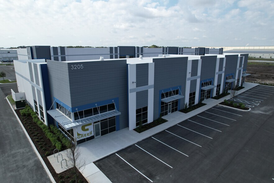 3205 St. Johns Pky, Sanford, FL à louer - Photo du bâtiment - Image 3 de 6